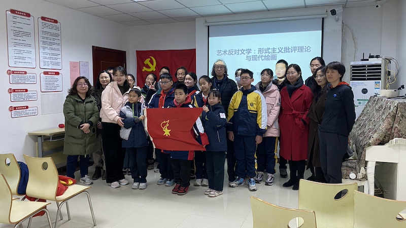 在保利叶之林1期居委会居民活动室，王南溟给锦秋学校的学生们和社区居民讲如何欣赏当代画作。佟鑫/拍摄